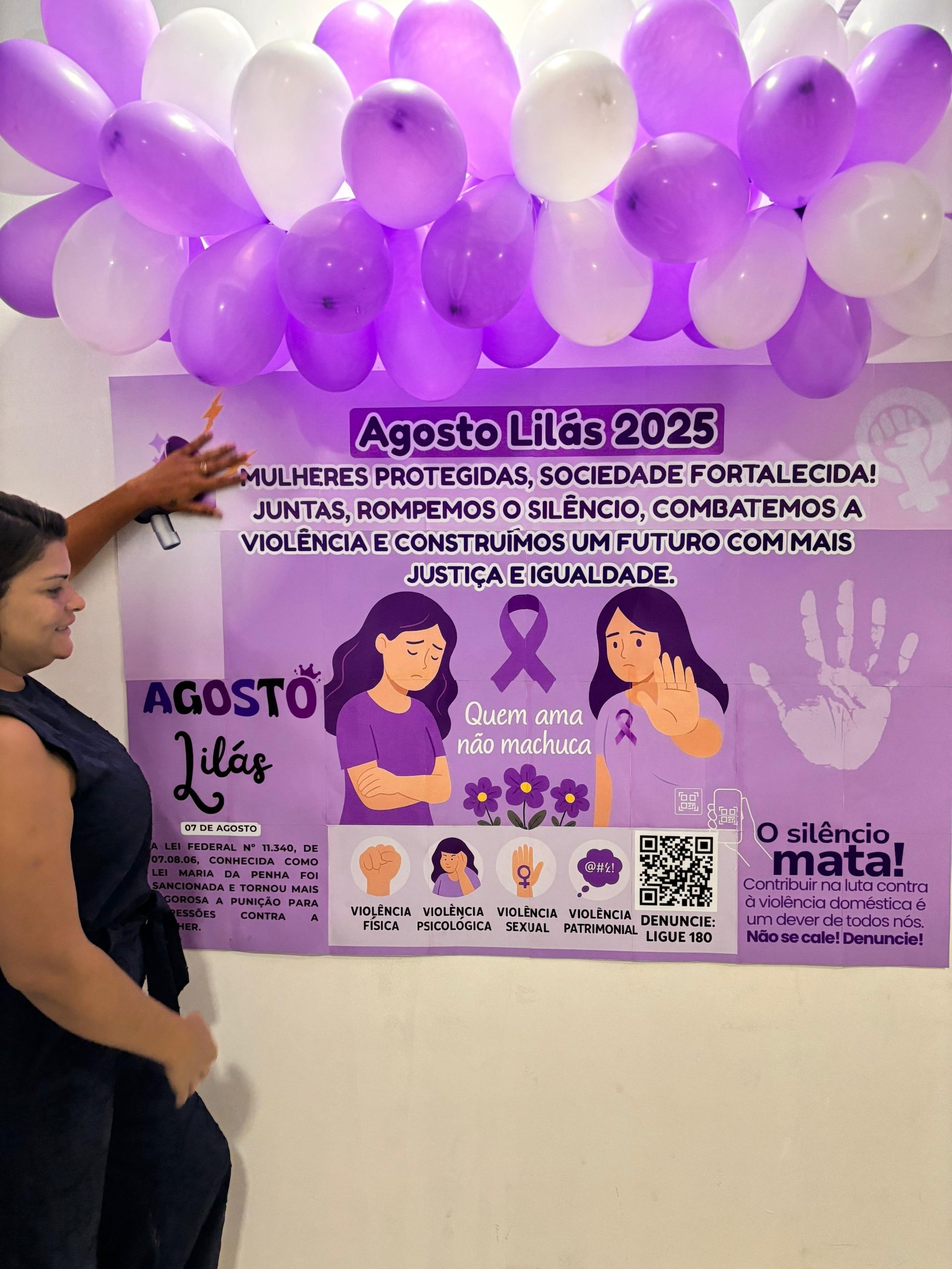 PAINEL AGOSTO LILÁS + TAGS DE LEMBRANCINHAS